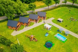 Osada Widok na Góry - domki do wynajęcia - ogród
